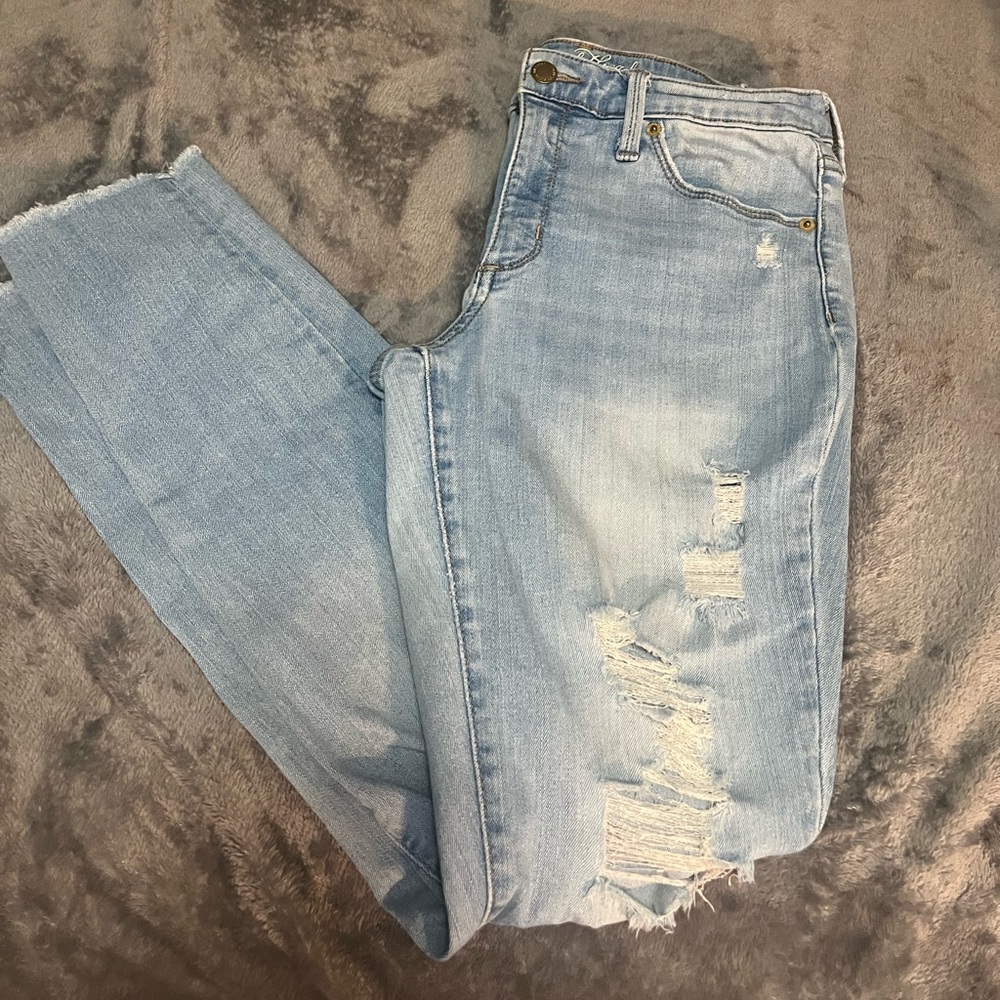 Women’s 8 Universal Threads light blue ripped jeans